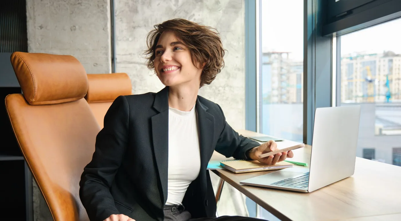 Ejecutiva ORSAN en su oficina